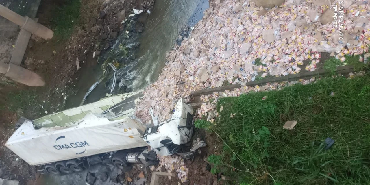 Caminhão despenca de ponte na BR-376 próximo a Ambev 