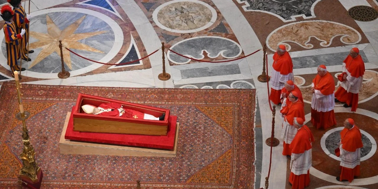 O corpo do Papa Francisco da Casa Santa Marta à Basílica de São Pedro