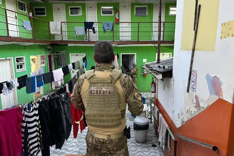 Operação no Centro de Curitiba mira hotéis usados pelo tráfico