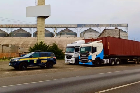 Após sequência de tombamentos, PRF reforça fiscalização em porta-contêineres no Paraná