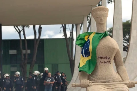 STF condena mulher que pichou estátua a 14 anos de prisão