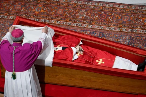 Realizado o rito de fechamento do caixão do Papa Francisco