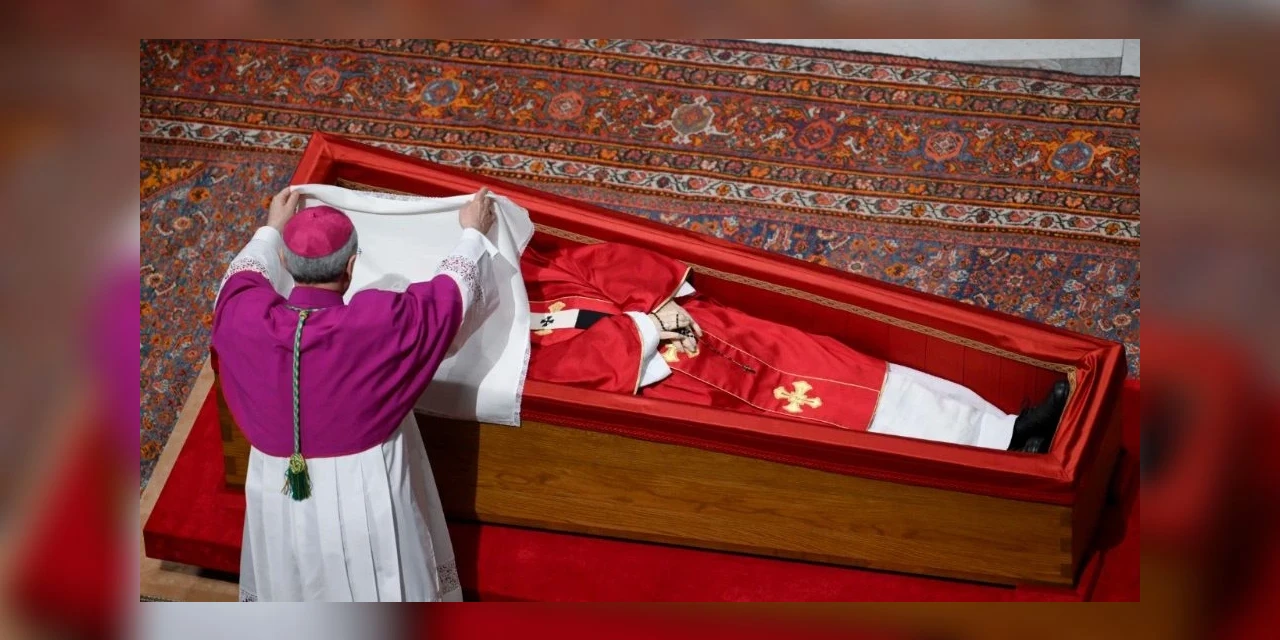Realizado o rito de fechamento do caixão do Papa Francisco