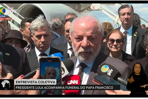 ‘Queira Deus que o próximo papa seja igual a ele’, diz Lula após funeral