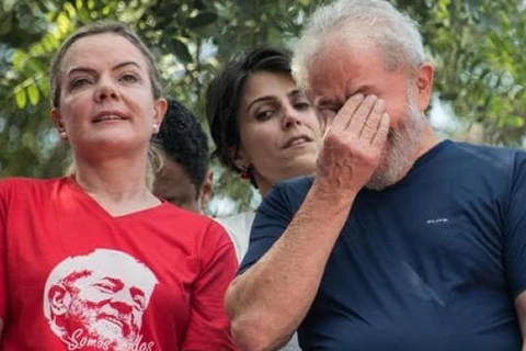 A diferença ente Lula e Collor é que Lula é inocente e o ex é culpado; diz Gleisi 