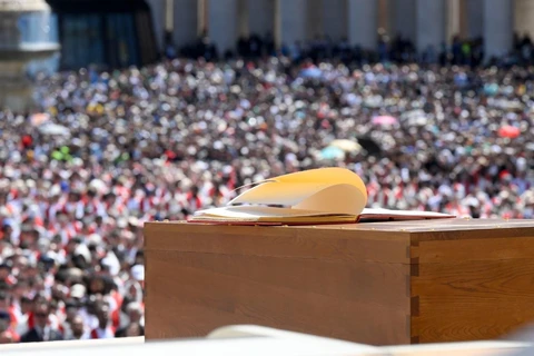 Adeus a Francisco e aquelas páginas do Evangelho acariciadas pelo vento