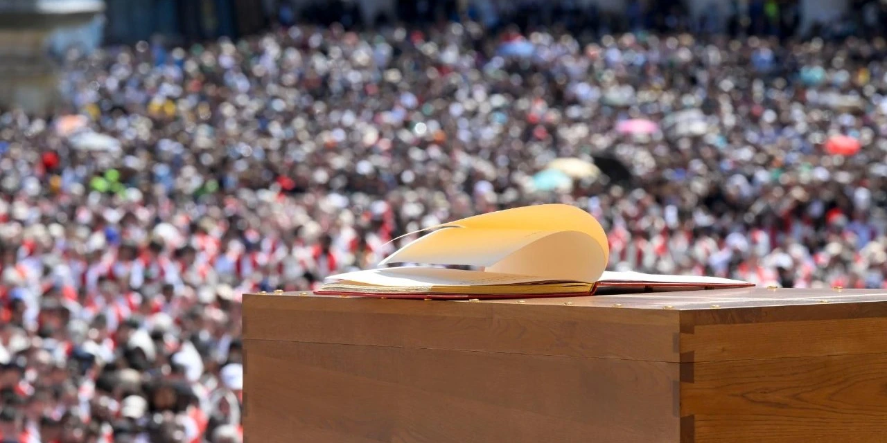 Adeus a Francisco e aquelas páginas do Evangelho acariciadas pelo vento