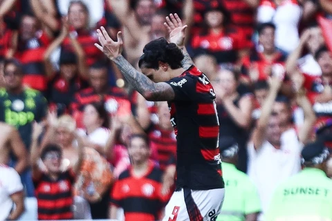 Flamengo goleia Corinthians em domingo de Maracanã lotado
