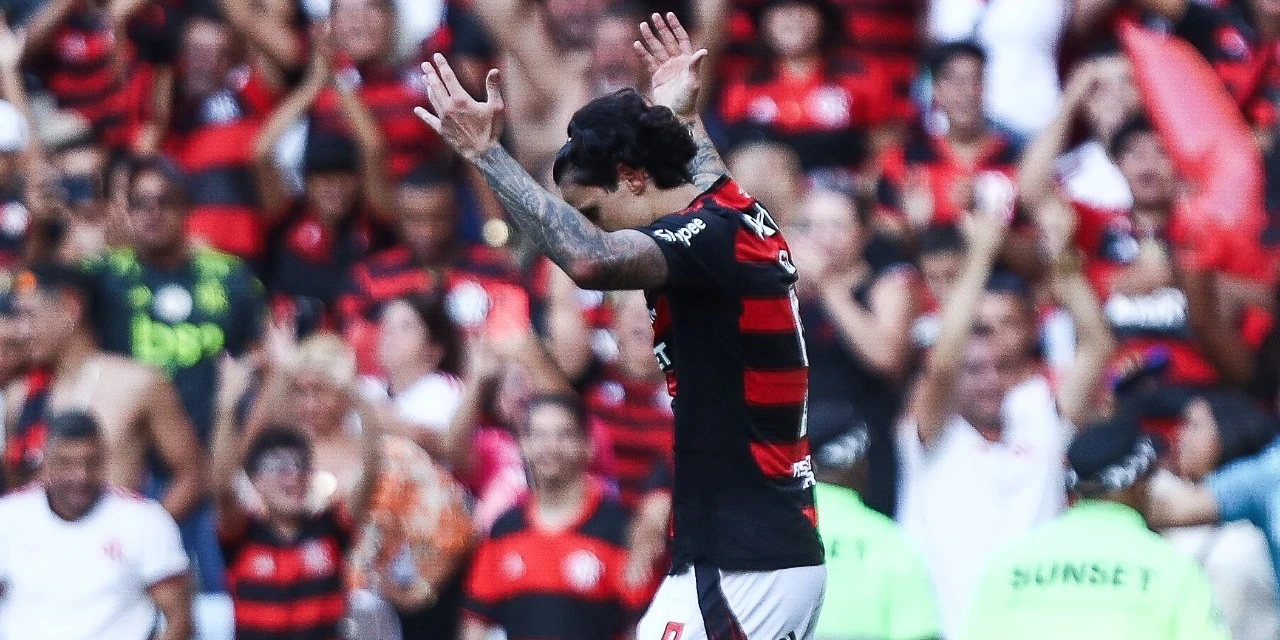 Flamengo goleia Corinthians em domingo de Maracanã lotado