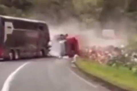 Vídeo mostra momento de acidente com 3 mortos e 26 feridos na BR 101 no ES 