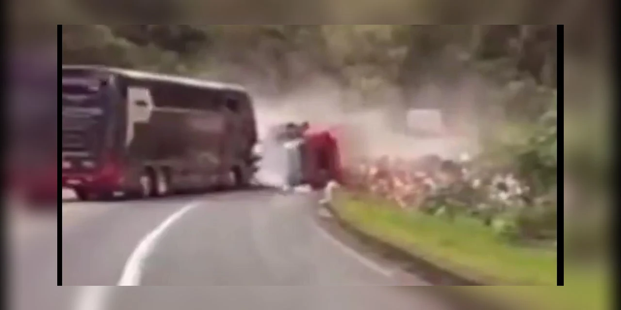 Vídeo mostra momento de acidente com 3 mortos e 26 feridos na BR 101 no ES 