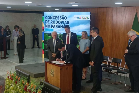 Contratos dos lotes 3 e 6 das rodovias paranaenses são assinados