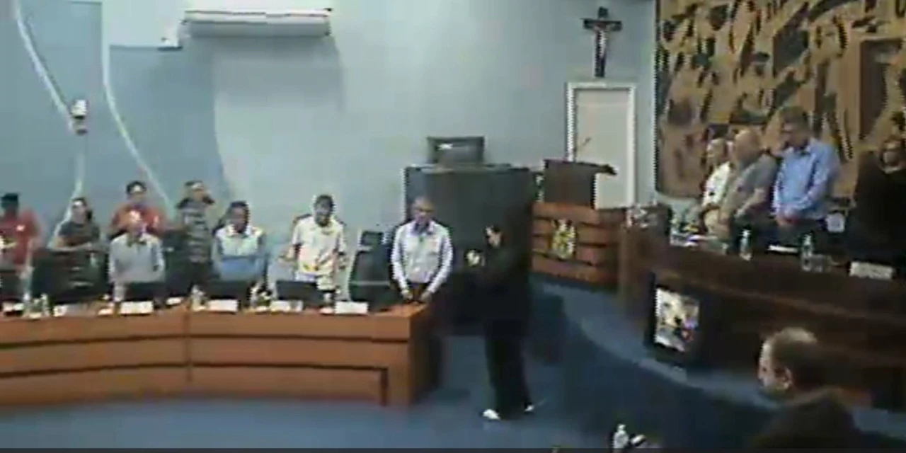 Vereadores de PG oram pela saúde de Bolsonaro durante sessão; assista!