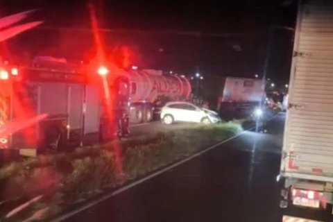 Engavetamento entre 5 caminhões e 2 automóveis deixa um óbito próximo ao viaduto Santa Terezinha em PG