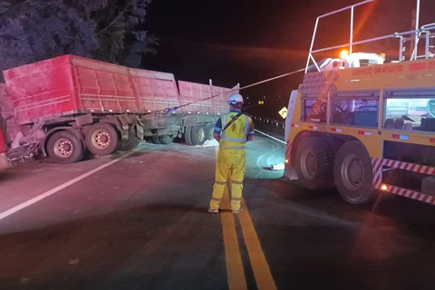 Caminhão perde controle, sai de pista e interdita trânsito na BR-373 em Imbituva 