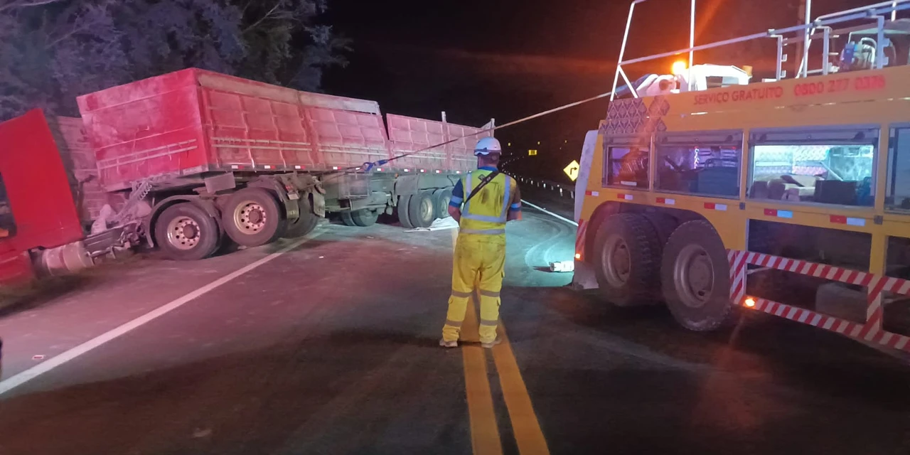 Caminhão perde controle, sai de pista e interdita trânsito na BR-373 em Imbituva 