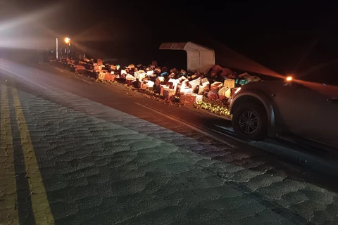 Caminhão carregado com tomate tomba e deixa motorista ferido em Tibagi 