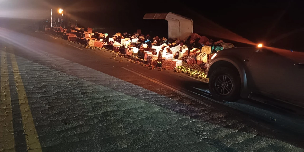 Caminhão carregado com tomate tomba e deixa motorista ferido em Tibagi 