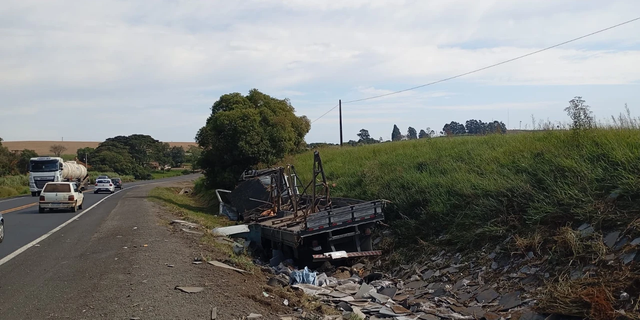 Motorista sofre ferimentos graves após caminhão cair em vala na PR-092, em Arapoti 