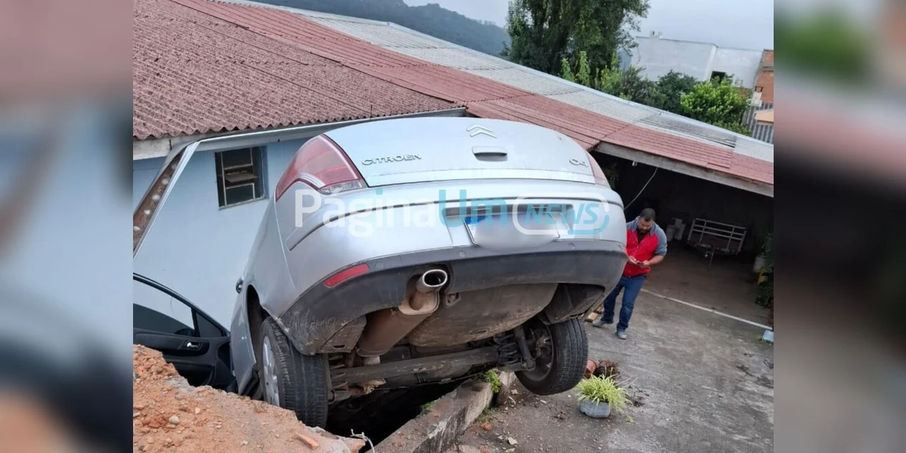 Após colisão carro perde controle e cai em cima de residência em Castro 