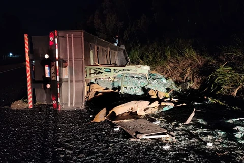 Motorista morre após tombamento de caminhão na BR-376, em Ortigueira 