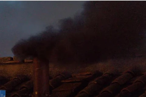 AO VIVO; fumaça preta indica que cardeais não escolheram novo Papa