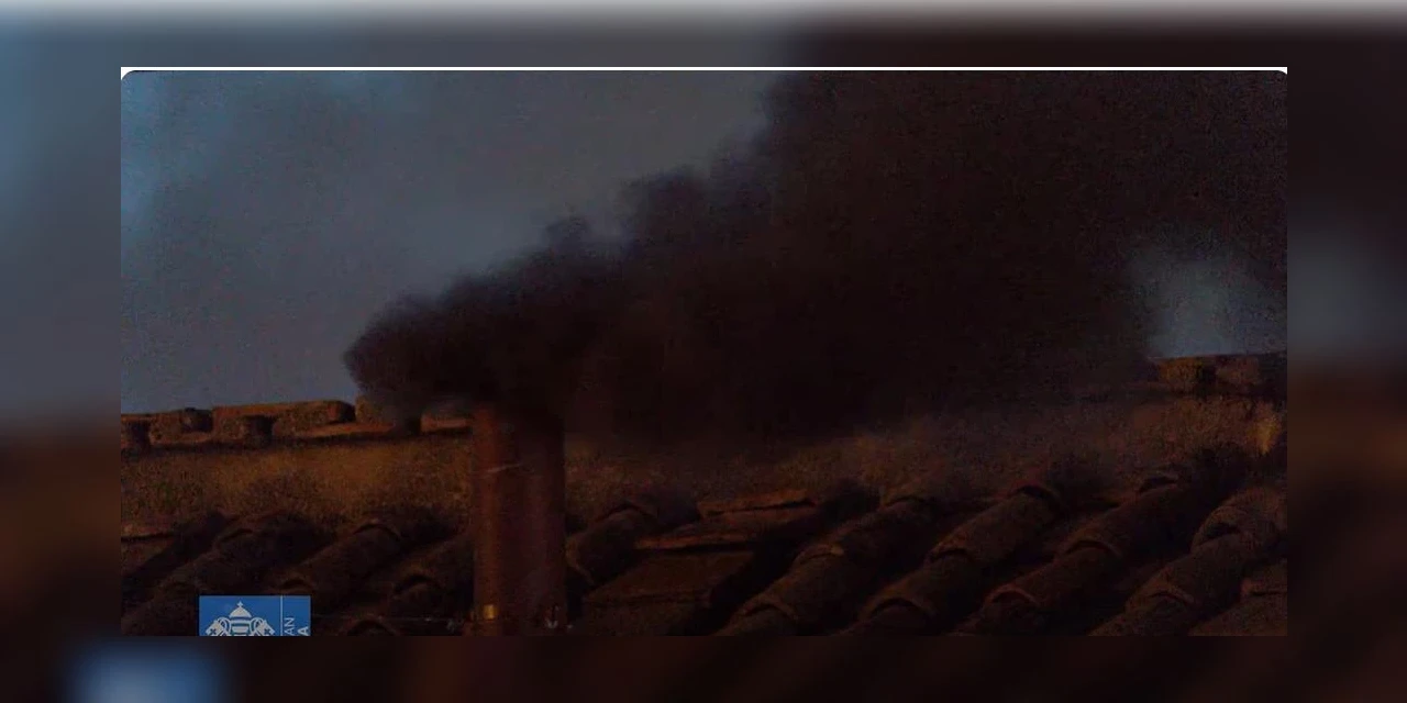 AO VIVO; fumaça preta indica que cardeais não escolheram novo Papa