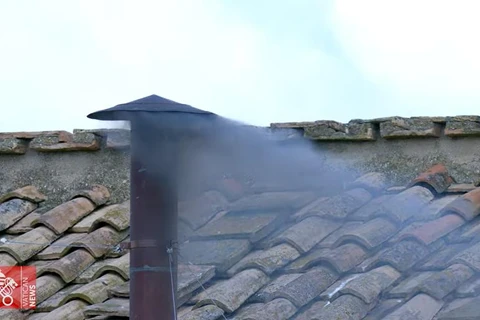 Com fumaça preta na manhã desta quinta-feira, cardeais ainda não escolheram novo Papa