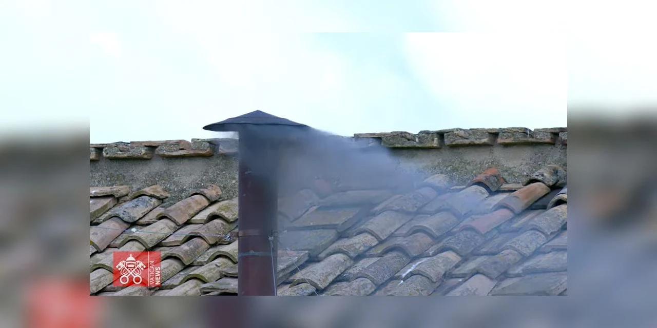 Com fumaça preta na manhã desta quinta-feira, cardeais ainda não escolheram novo Papa