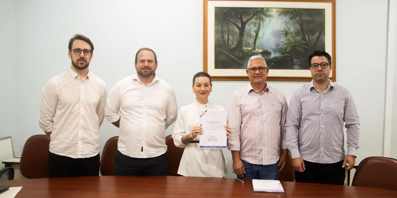 Membros da CPI entregam relatório final e pedem multa de R$ 12,5 milhões contra a Sanepar