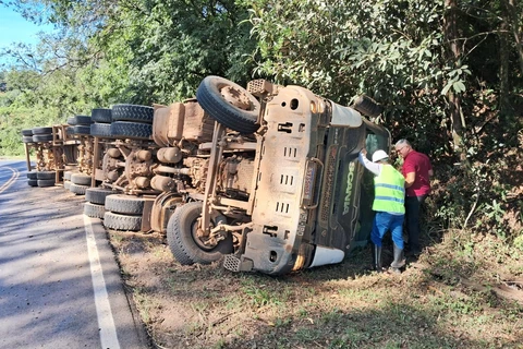 Caminhoneiro fica ferido após carreta tombar na PR-160 em Telêmaco Borba 