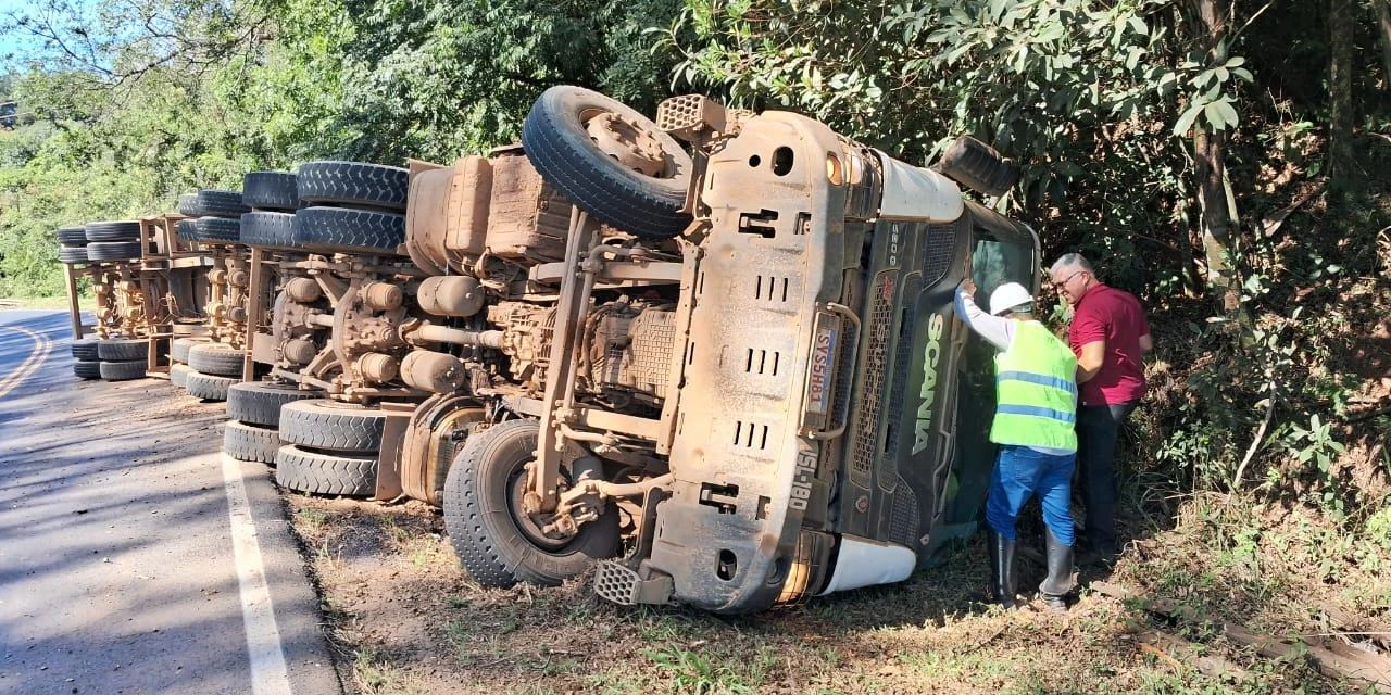 Caminhoneiro fica ferido após carreta tombar na PR-160 em Telêmaco Borba 