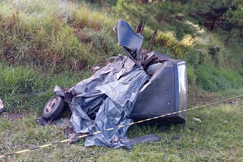 Colisão frontal entre caminhão e automóvel faz duas vítimas fatais na PR-151, em Pirai do Sul 
