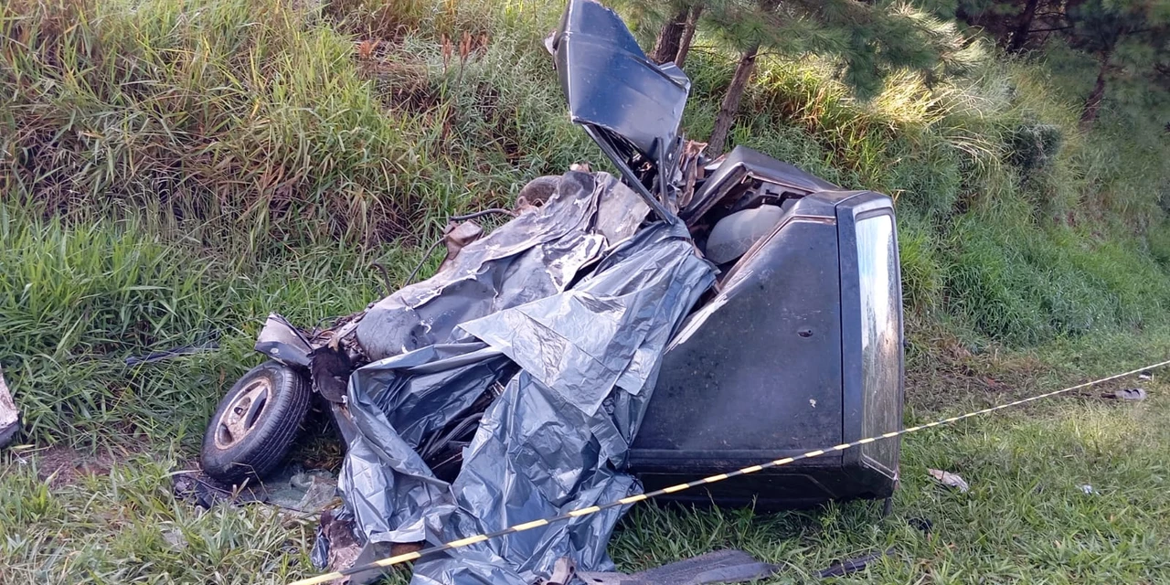 Colisão frontal entre caminhão e automóvel faz duas vítimas fatais na PR-151, em Pirai do Sul 
