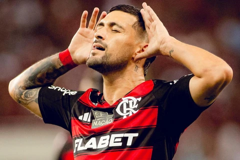 Flamengo vence com gol de Arrascaeta e lidera o Brasileiro