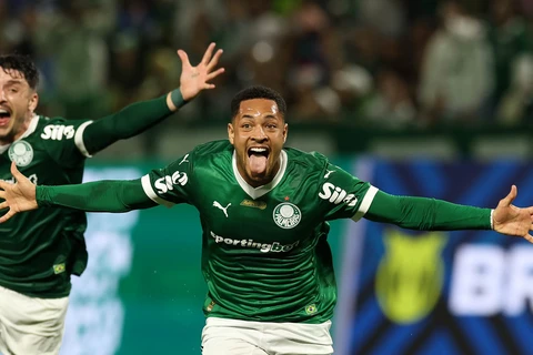 Palmeiras vence o São Paulo com gol de Vitor Roque e é líder do brasileirão