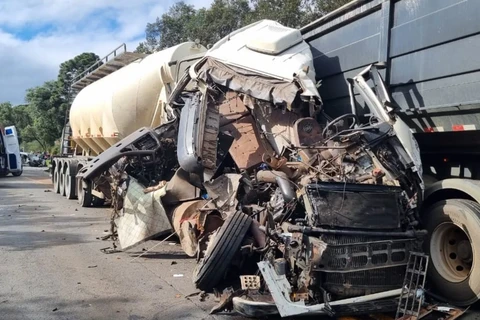 Acidente envolvendo cinco veículos deixa quatro pessoas gravemente feridas na BR-277, em Guarapuava 