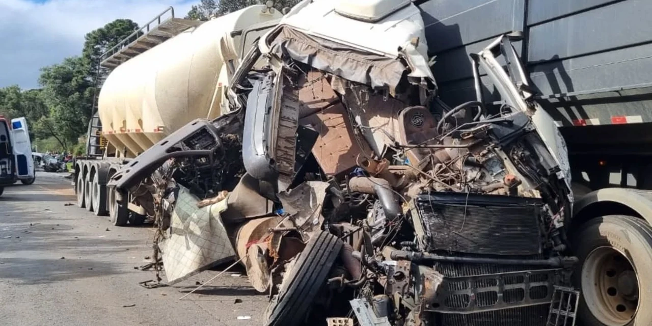Acidente envolvendo cinco veículos deixa quatro pessoas gravemente feridas na BR-277, em Guarapuava 