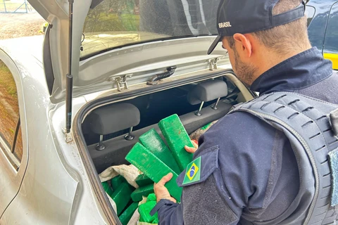 PRF apreende dupla transportando quase 100 kg de drogas em PG 