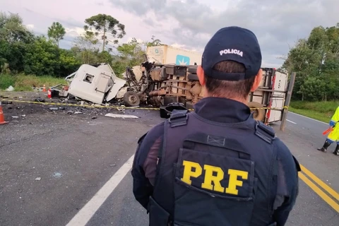 Colisão entre caminhões faz uma vítima fatal na BR-277, em Palmeira 