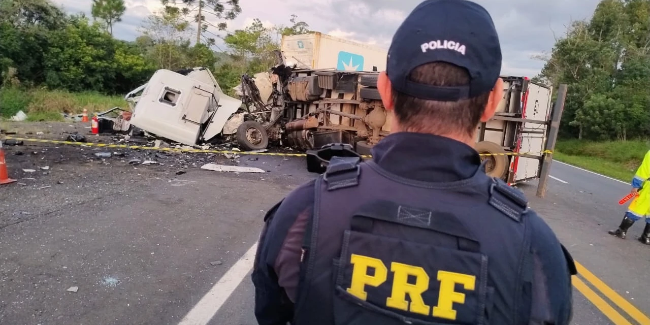 Colisão entre caminhões faz uma vítima fatal na BR-277, em Palmeira 