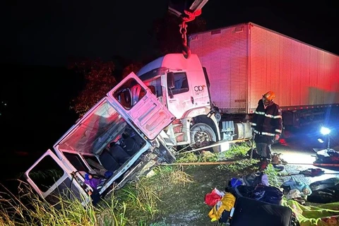 Acidente entre uma carreta e um micro-ônibus deixou 09 mortos e 10 feridos em Minas Gerais 