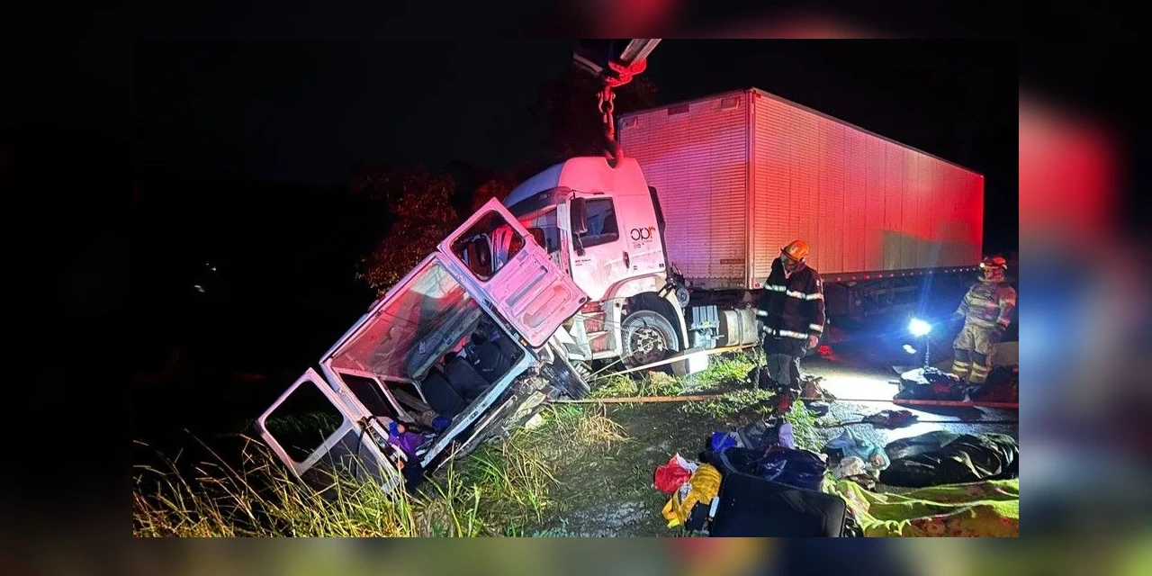 Acidente entre uma carreta e um micro-ônibus deixou 09 mortos e 10 feridos em Minas Gerais 