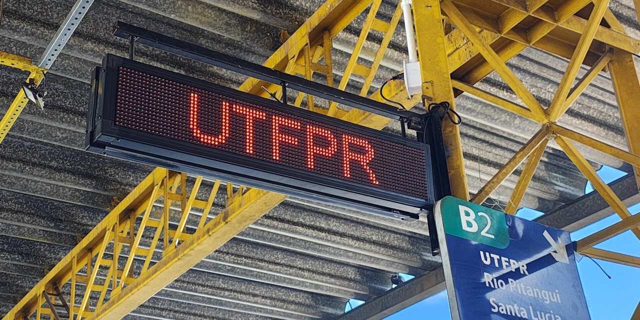 Prefeitura inicia troca de painéis de linhas nos terminais do transporte coletivo