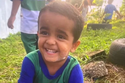 Criança de 5 anos morre atropelada após correr para frente de ônibus escolar