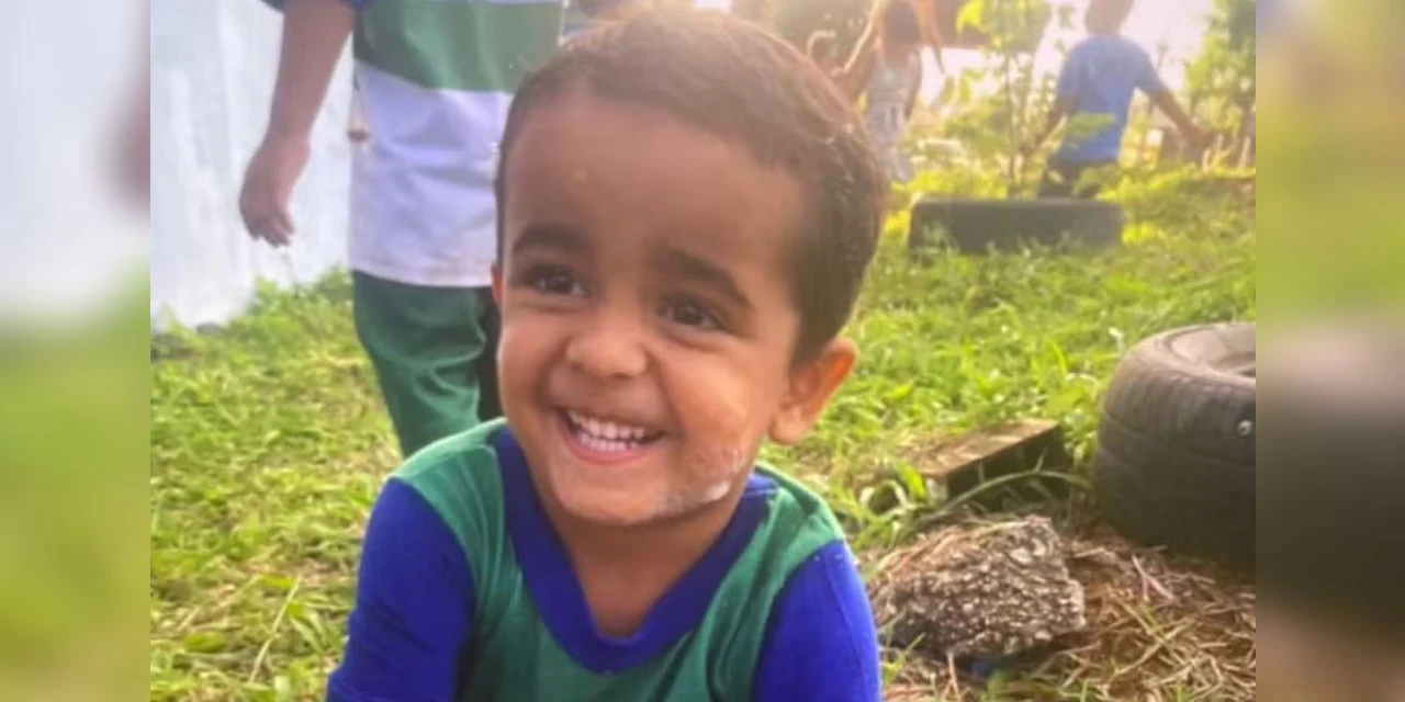 Criança de 5 anos morre atropelada após correr para frente de ônibus escolar