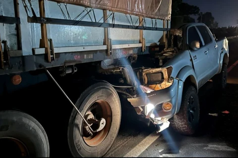 Motorista com sinais de embriagues foge após colidir na traseira de caminhão na PR-151, em Castro 