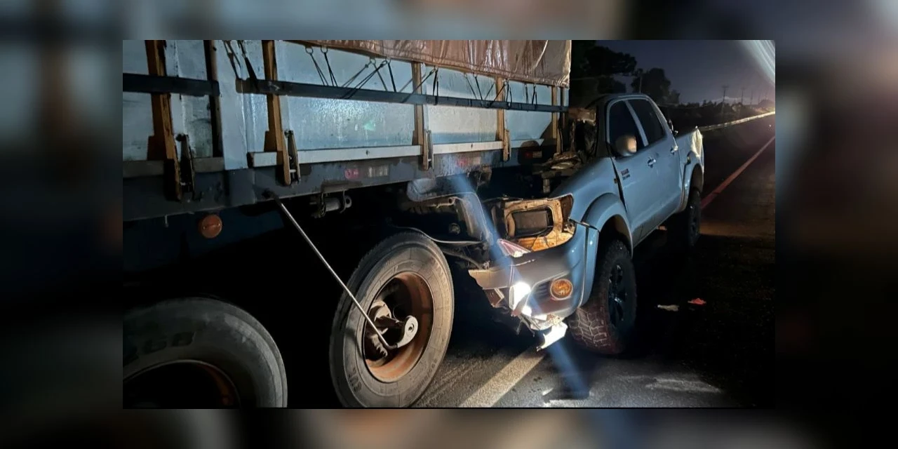 Motorista com sinais de embriagues foge após colidir na traseira de caminhão na PR-151, em Castro 