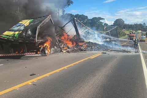 Caminhões pegam fogo e duas pessoas morrem em acidente na BR-373, em Imbituva