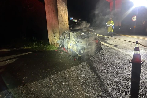 Motorista morre carbonizado após bater em pilar na BR-277, em Porto Amazonas 
